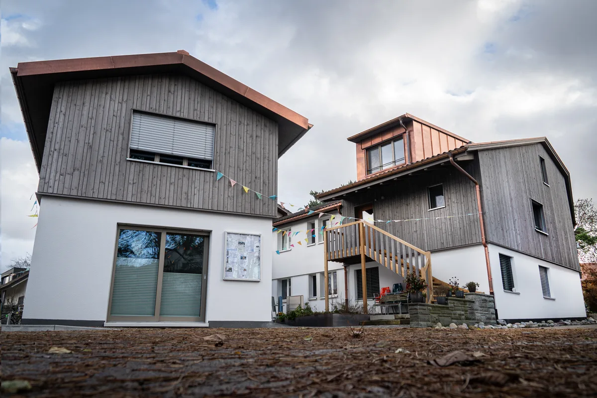 Zum Projekt von Viva Robenhausen gehört auch der Generationentreffpunkt (links). Die WG befindet sich im Erdgeschoss des Hauses rechts. Generationentreff (links) und WG-Haus.
